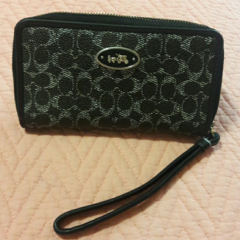 Coach Wristlet Chocolate Brown.